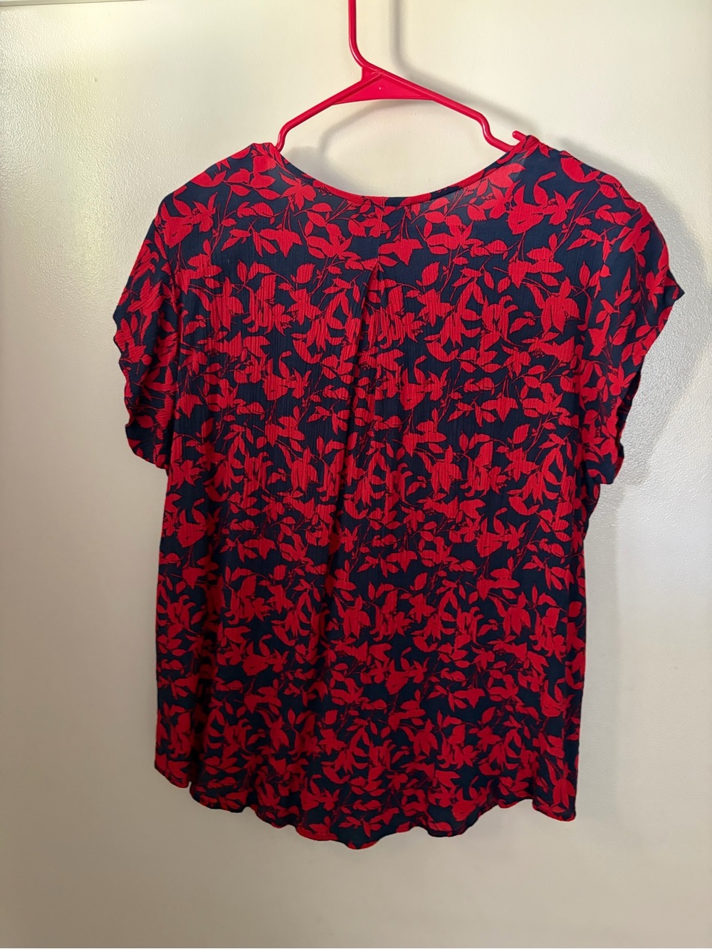 Liz Claiborne Navy Top with Red Floral Print - Picture 3 of 3